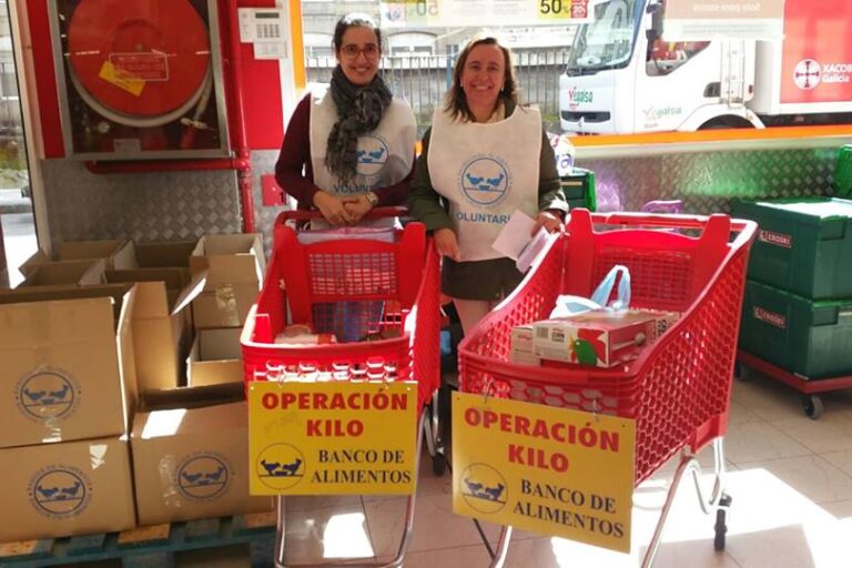 voluntarias en el Eroski de Pontevedra, durante la Gran Recogida Solidaria de 2016