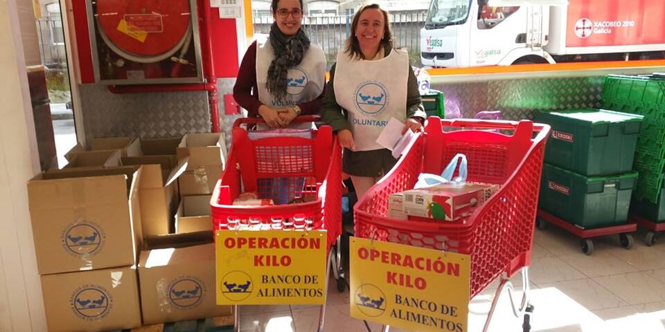voluntarias en el Eroski de Pontevedra, durante la Gran Recogida Solidaria de 2016