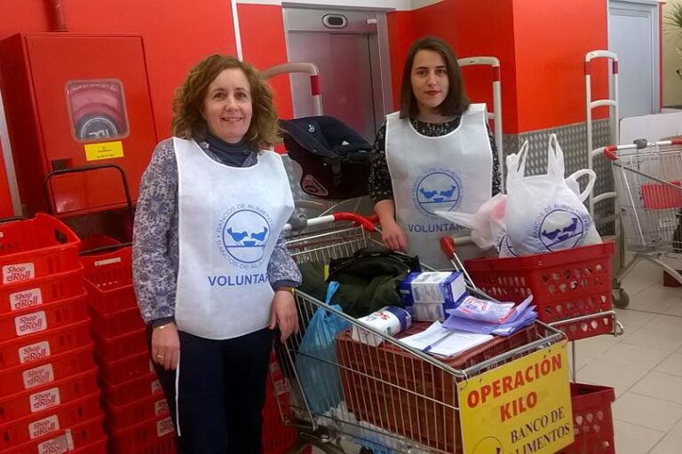 voluntarias en un Eroski de Vigo, durante la Gran Recogida Solidaria de 2016