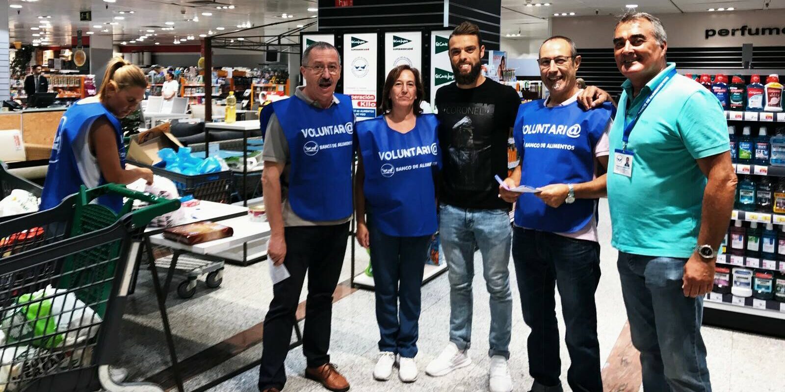 Voluntarios con el portados del Celta, Sergio, tras una donación de comida