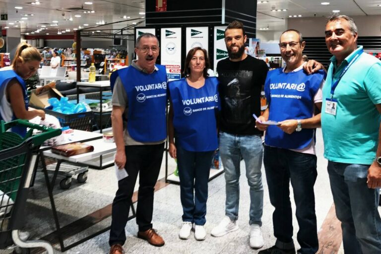 Voluntarios con el portados del Celta, Sergio, tras una donación de comida