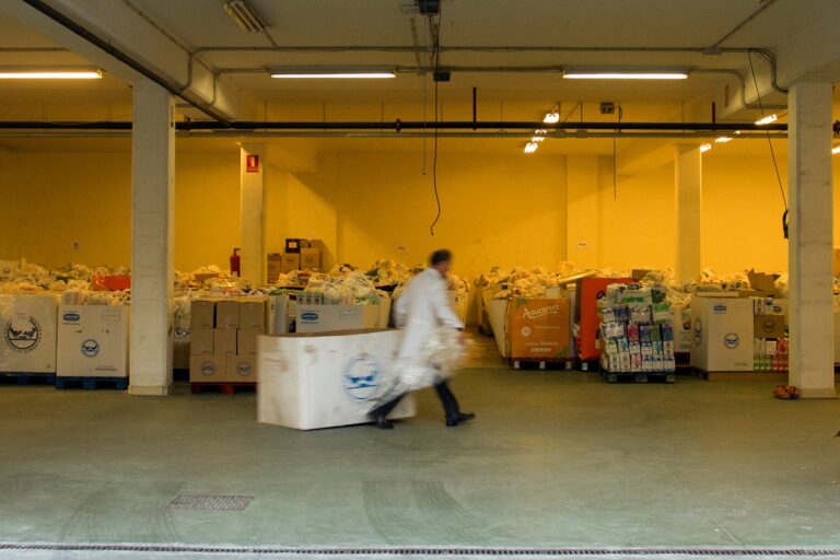 voluntario en nave Banco de Alimentos