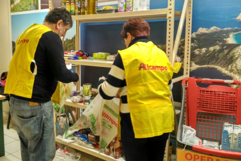 voluntarios en Alcampo durante la 1ª Operación Kilo de 2018 II