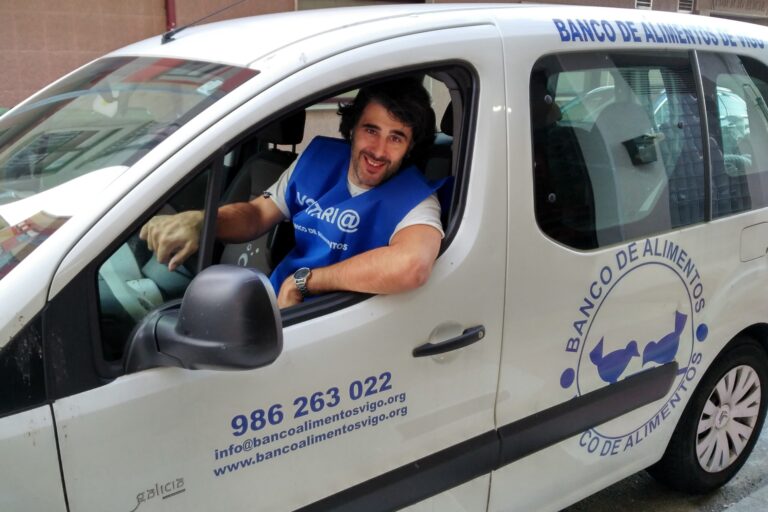 David Amor en furgoneta del Banco de Alimentos
