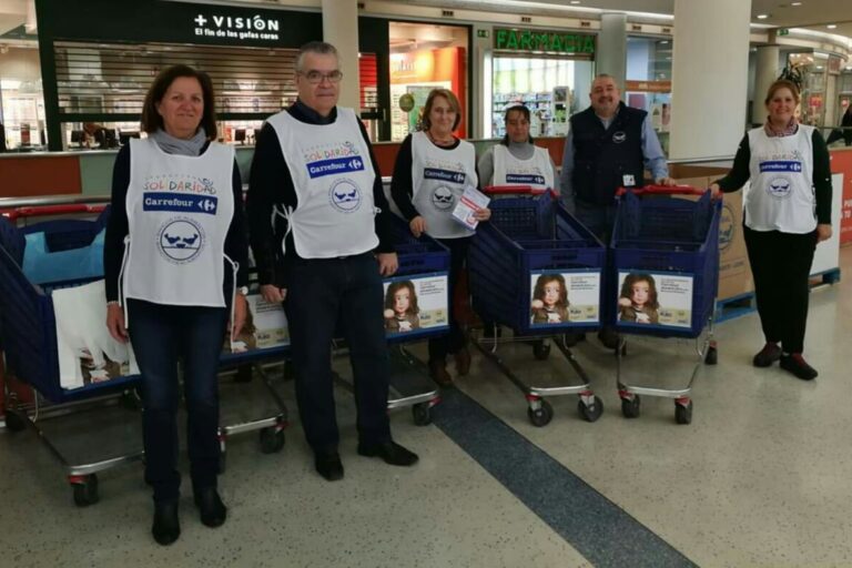 voluntari@s Carrefour Vig (foto publicada por Centro Comercial Gran Vía)