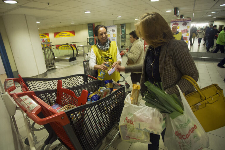 solidaria entregando alimentos en el Alcampo Avda. Madrid