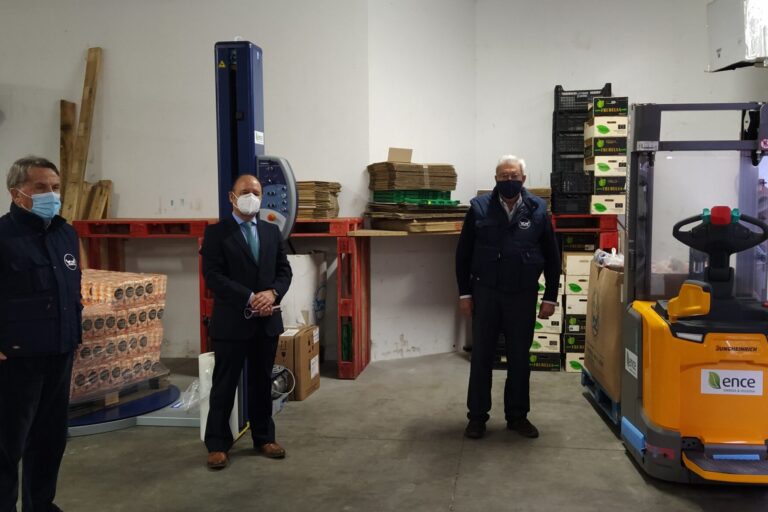 José Luis Doval, Antonio Casal y Pedro Pereira con las 2 máquinas donadas por ENCE (II)