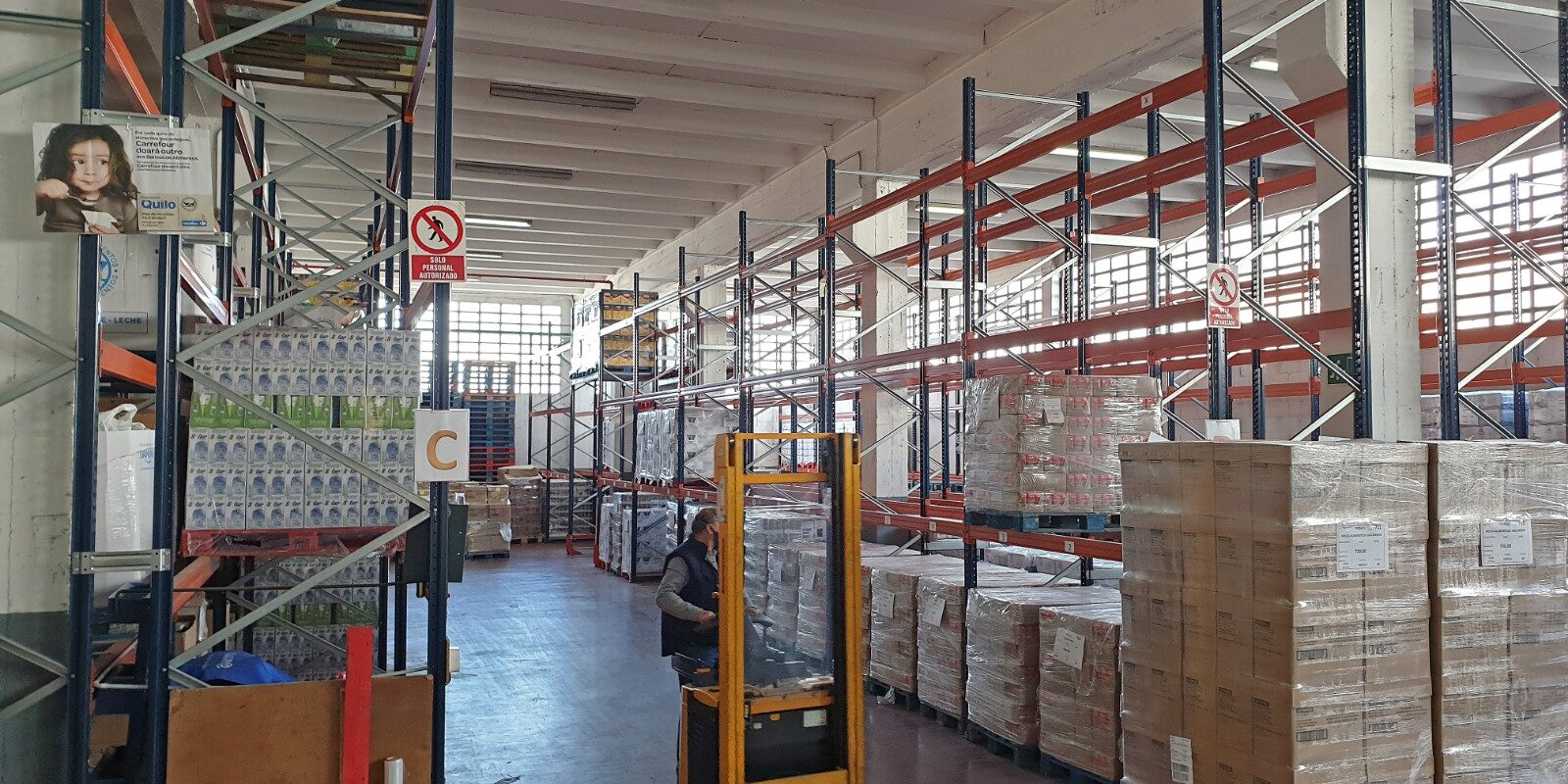 estanterías vacías nave Vigo I