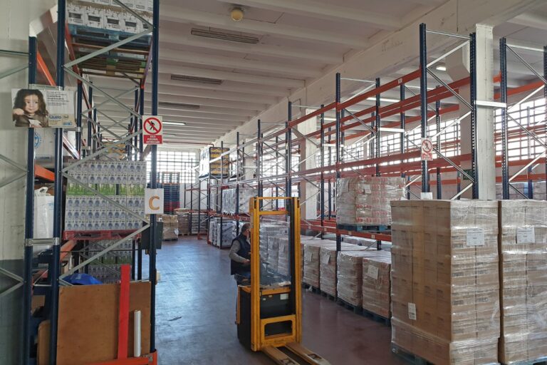 estanterías vacías nave Vigo I