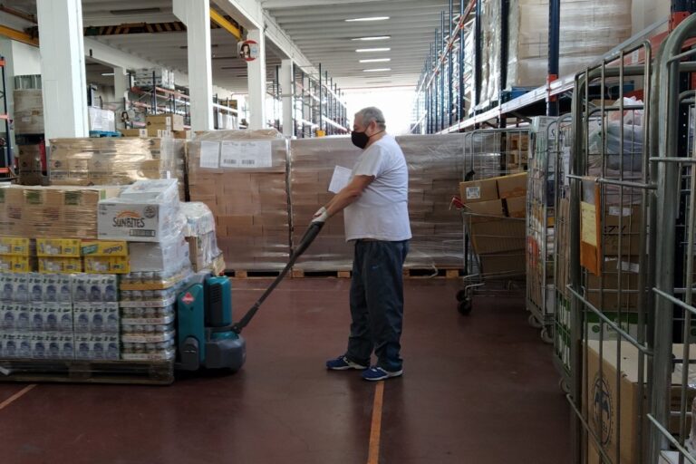 voluntario en el almacén de Lavadores