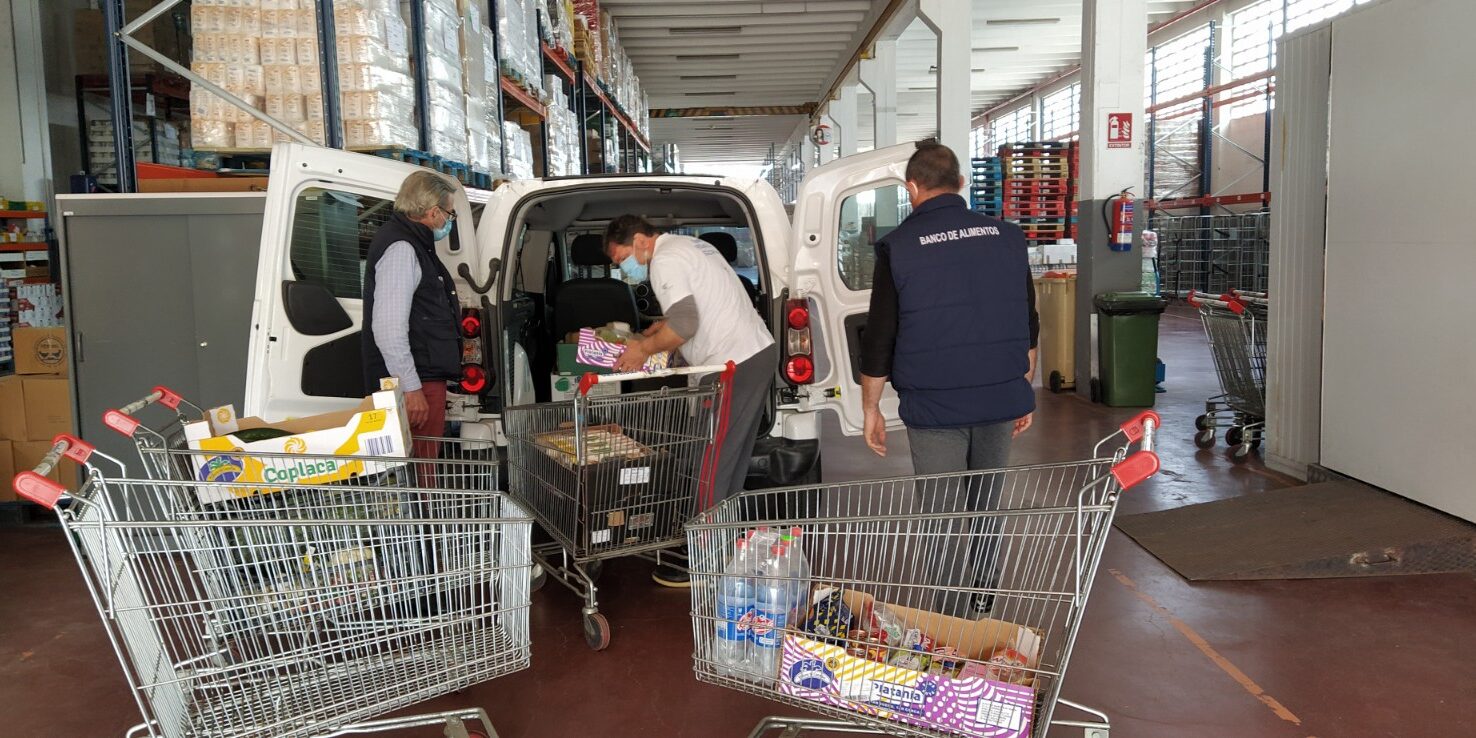 voluntarios recepcionando mermas