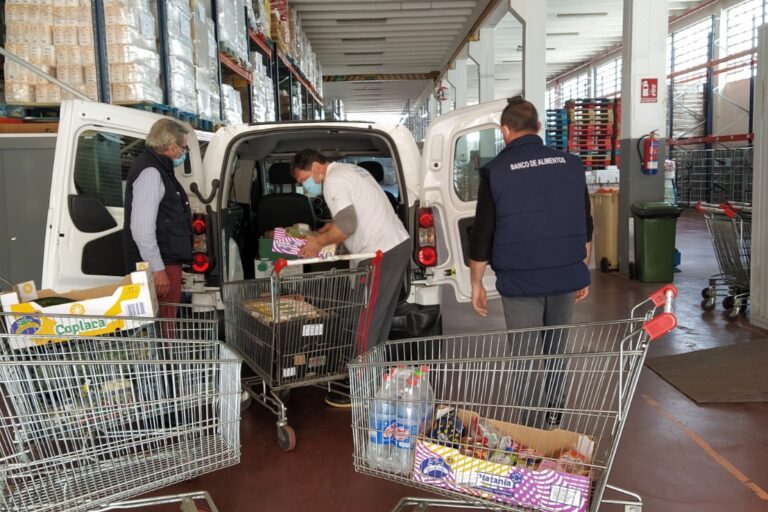 voluntarios recepcionando mermas