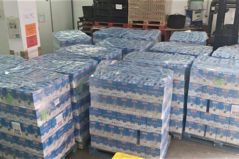 Palés de leche adquiridos con la subvención de la Diputación de Pontevedra