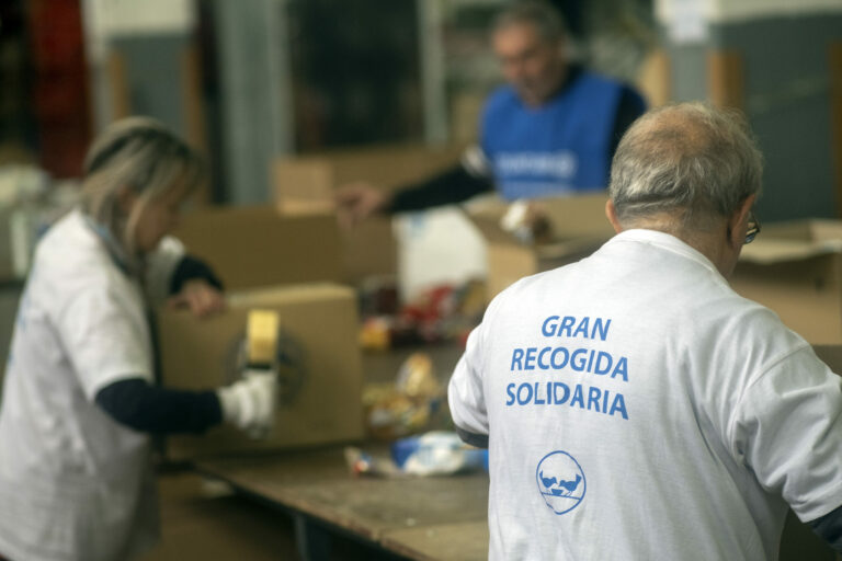foto voluntari@s clasificando alimentos Vigo