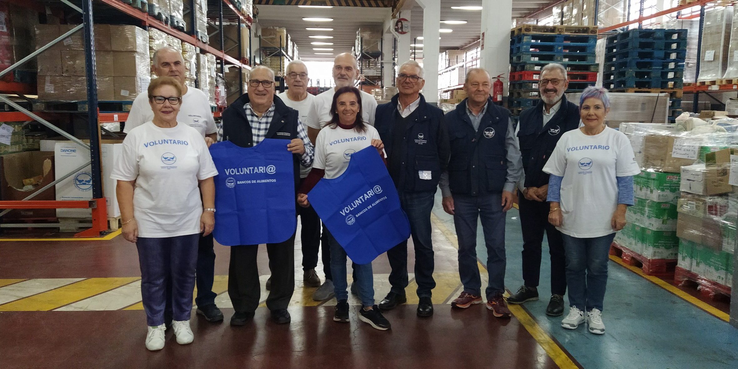 Polo Quinteiro e Iván Martínez, rodeados de voluntari@s