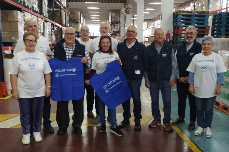 Polo Quinteiro e Iván Martínez, rodeados de voluntari@s