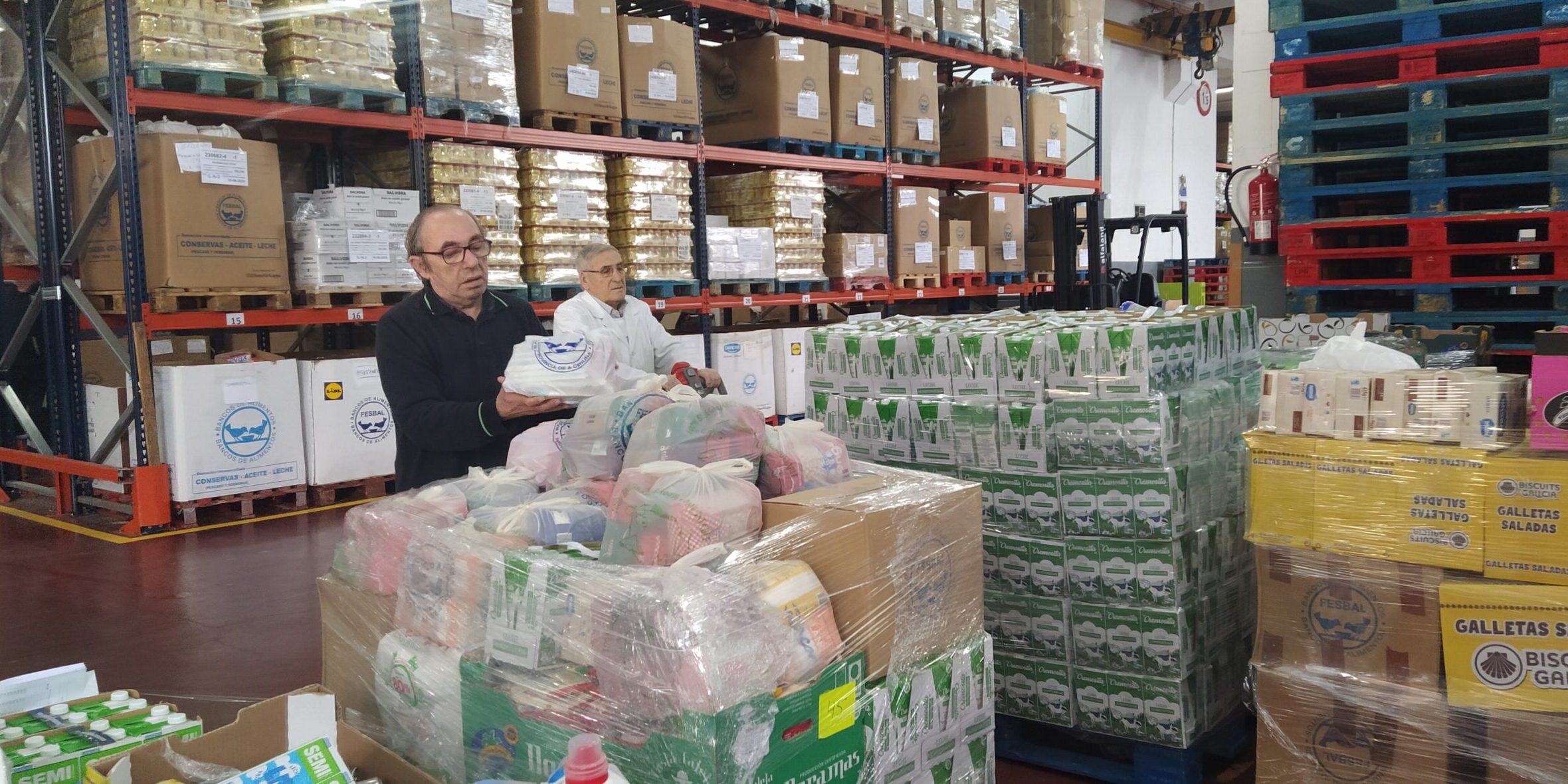 Juan y Marcial, voluntarios del Banco Alimentos de Vigo