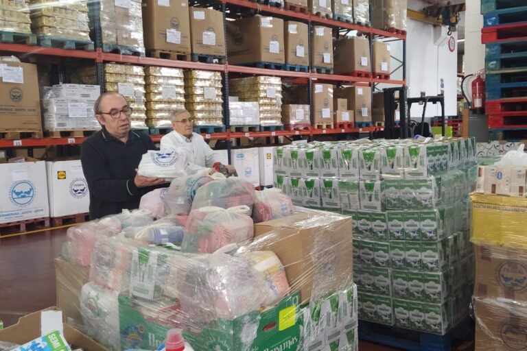 Juan y Marcial, voluntarios del Banco Alimentos de Vigo