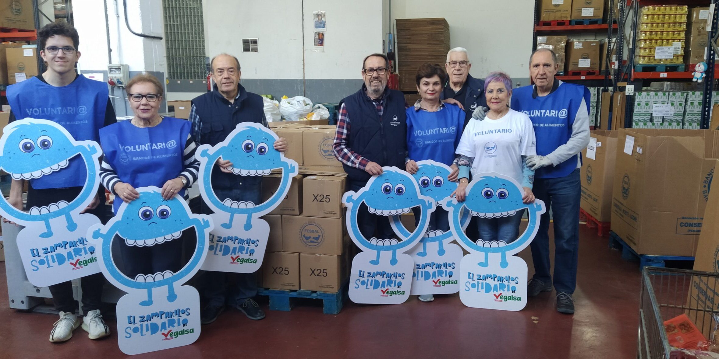 voluntari@s con distintivo Zampakilos Solidario, Bco Alimentos Vigo