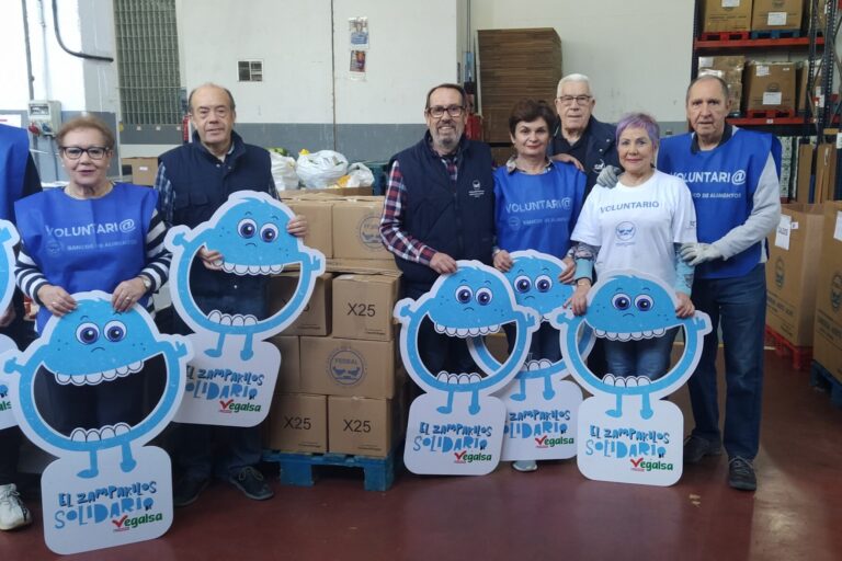 voluntari@s con distintivo Zampakilos Solidario, Bco Alimentos Vigo