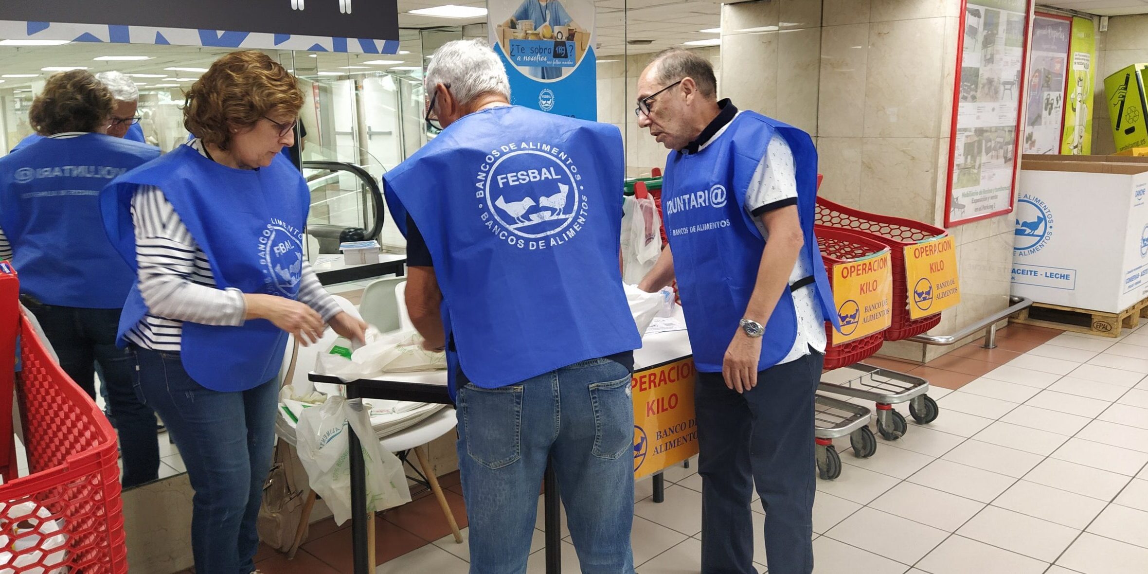 voluntari@s en parking Alcampo Coia