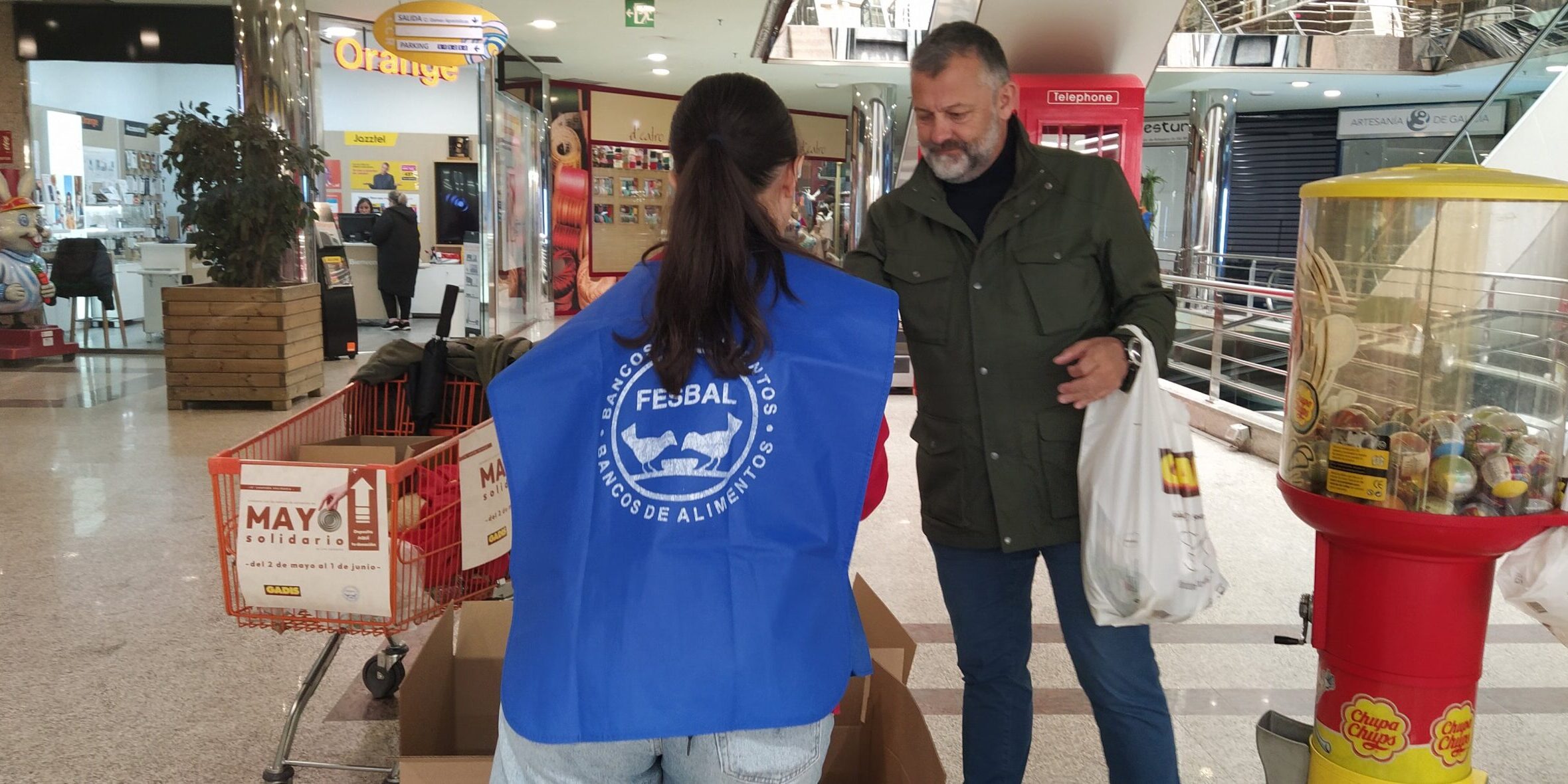 voluntaria recibiendo donación Mayo Solidario 2024
