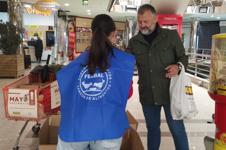 voluntaria recibiendo donación Mayo Solidario 2024