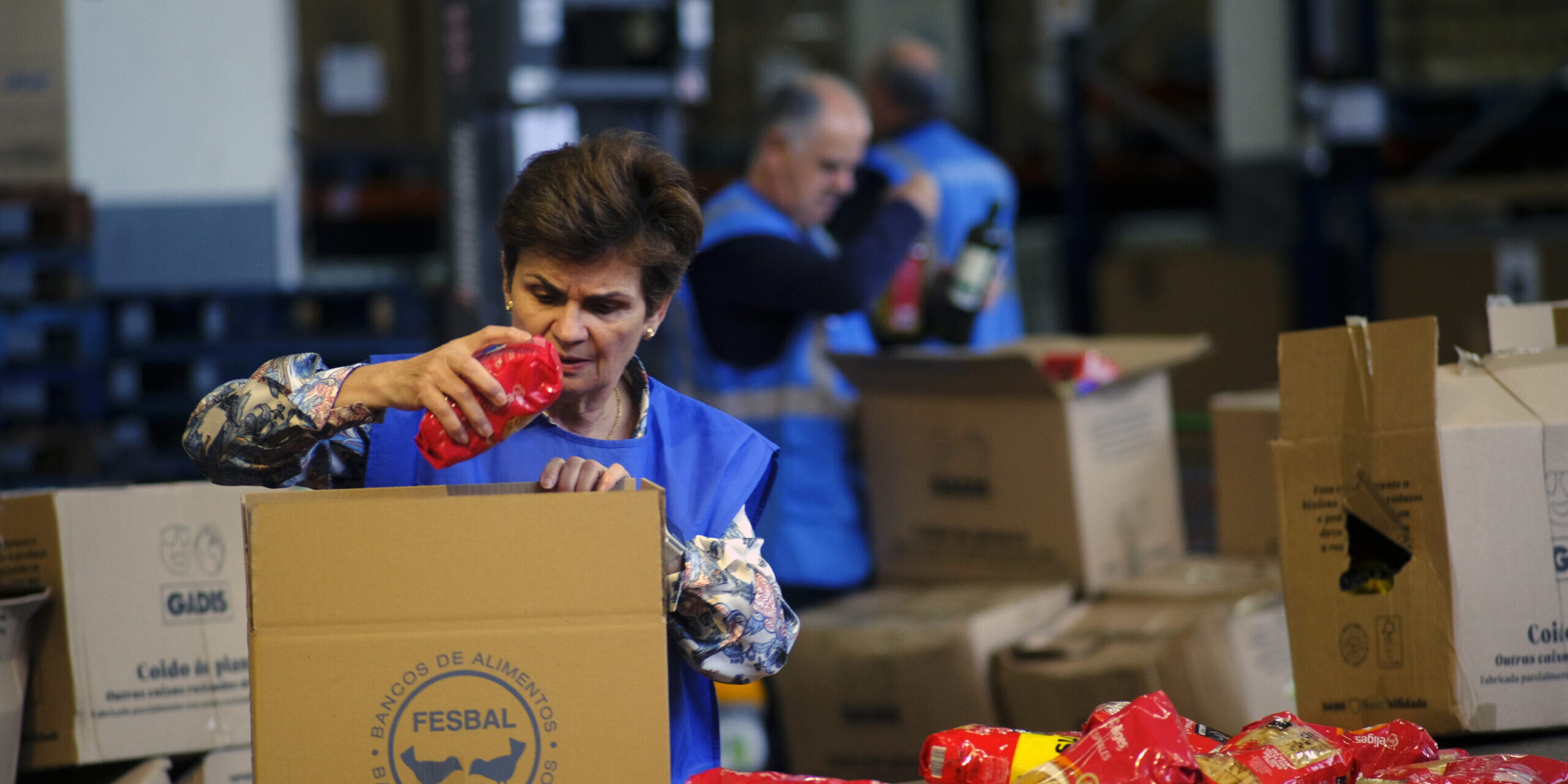 voluntari@s clasificando alimentos en Lavadores