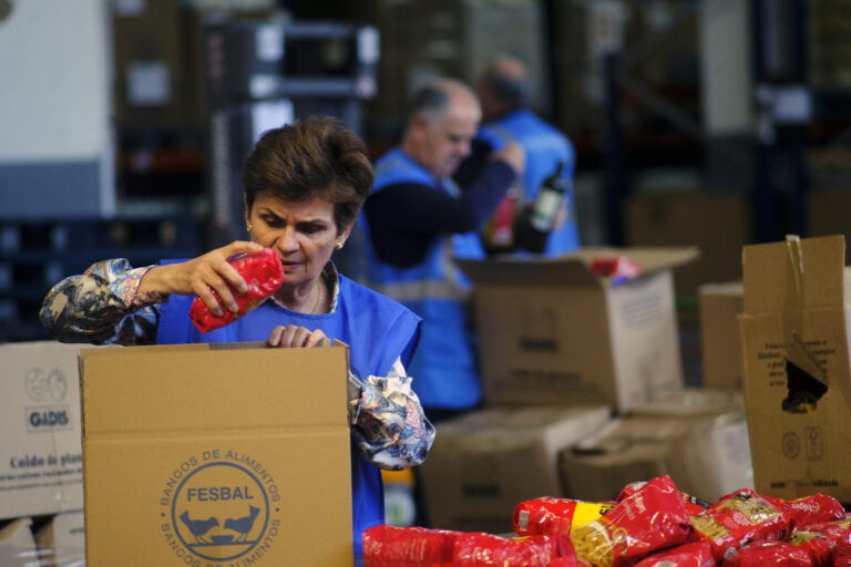 voluntari@s clasificando alimentos en Lavadores