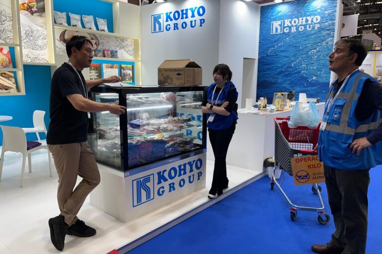 recogiendo mercancía en expositor Conxemar