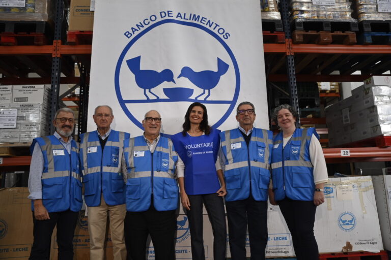 madrina con algunos directivos del Banco de Alimentos
