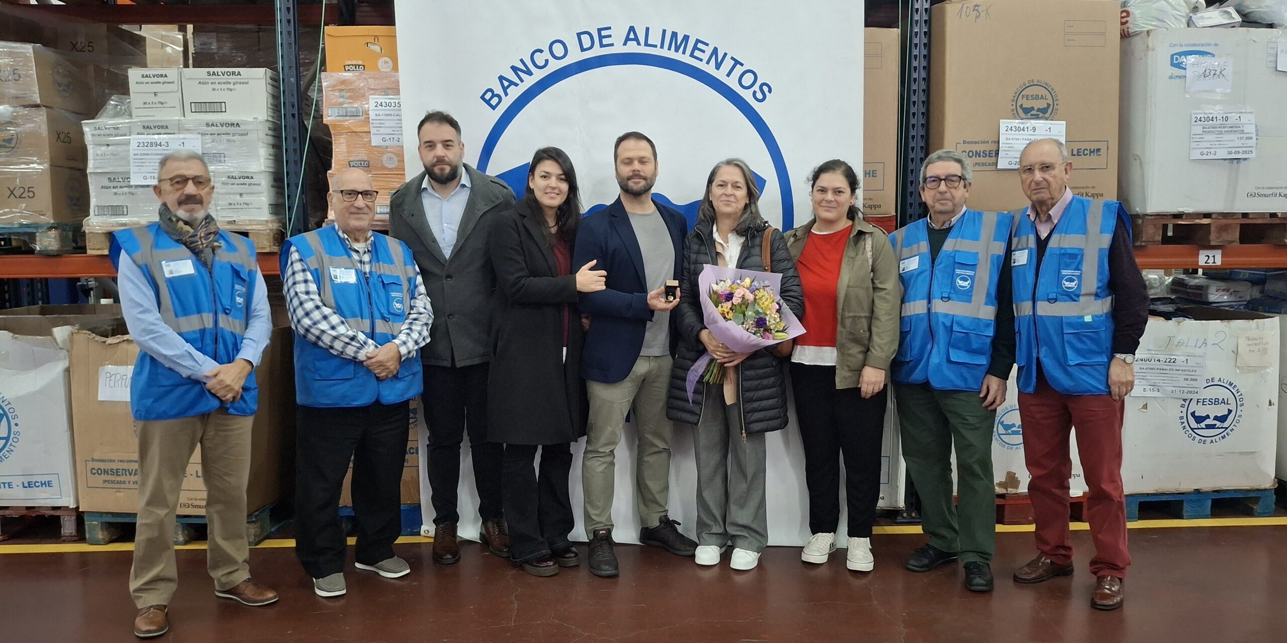 familia de Iván Martínez con la directiva del Banco de Alimentos