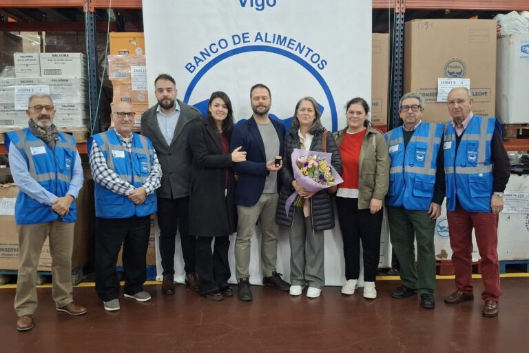 familia de Iván Martínez con la directiva del Banco de Alimentos