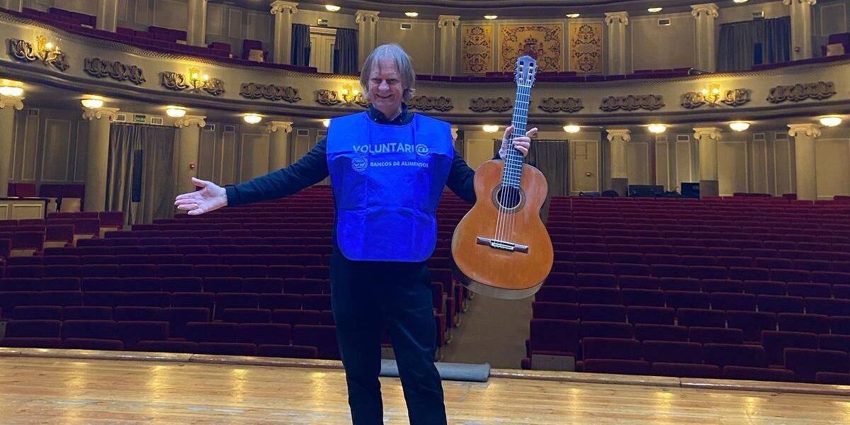 David Russell sobre escenario Teatro Afundación Vigo (de pie)