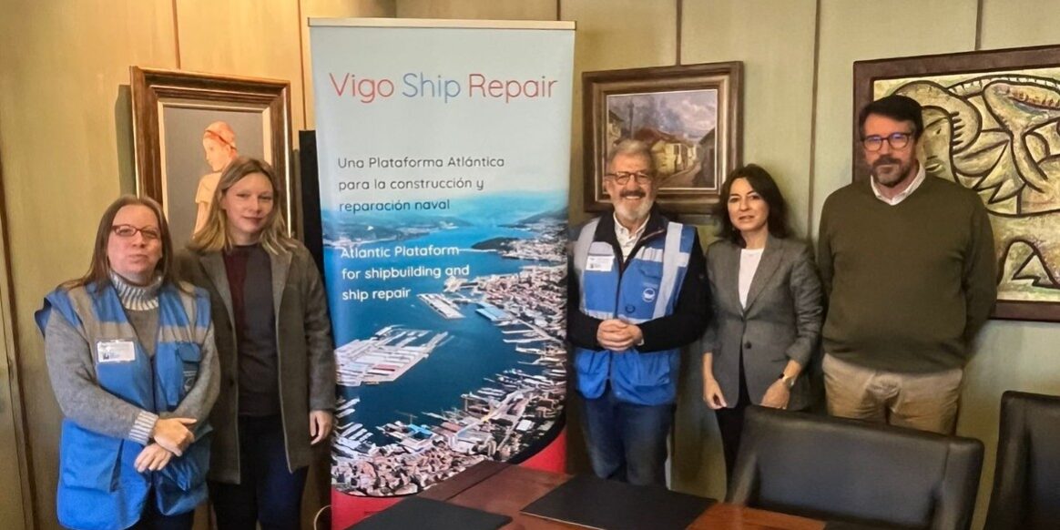 de izqa a dcha Ruth Villar (Banco Alimentos), Rita Cal (Administración VSR), José Ramón Santamaría (presidente Banco Alimentos), Nuria Toca (presidenta VSR) y Casiano martínez (secretario VSR)