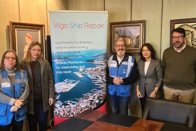 de izqa a dcha Ruth Villar (Banco Alimentos), Rita Cal (Administración VSR), José Ramón Santamaría (presidente Banco Alimentos), Nuria Toca (presidenta VSR) y Casiano martínez (secretario VSR)